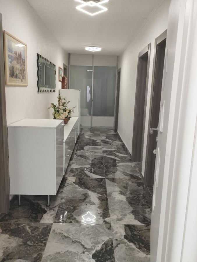 David I Rino Daire Brela Oda fotoğraf